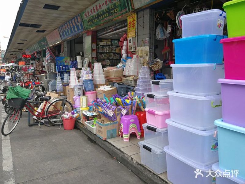 在选择日用百货店的门头设计时,如何既吸引顾客又展示出店面的独特风格?让我们通过对比几种常见的门头设计来寻找答案。